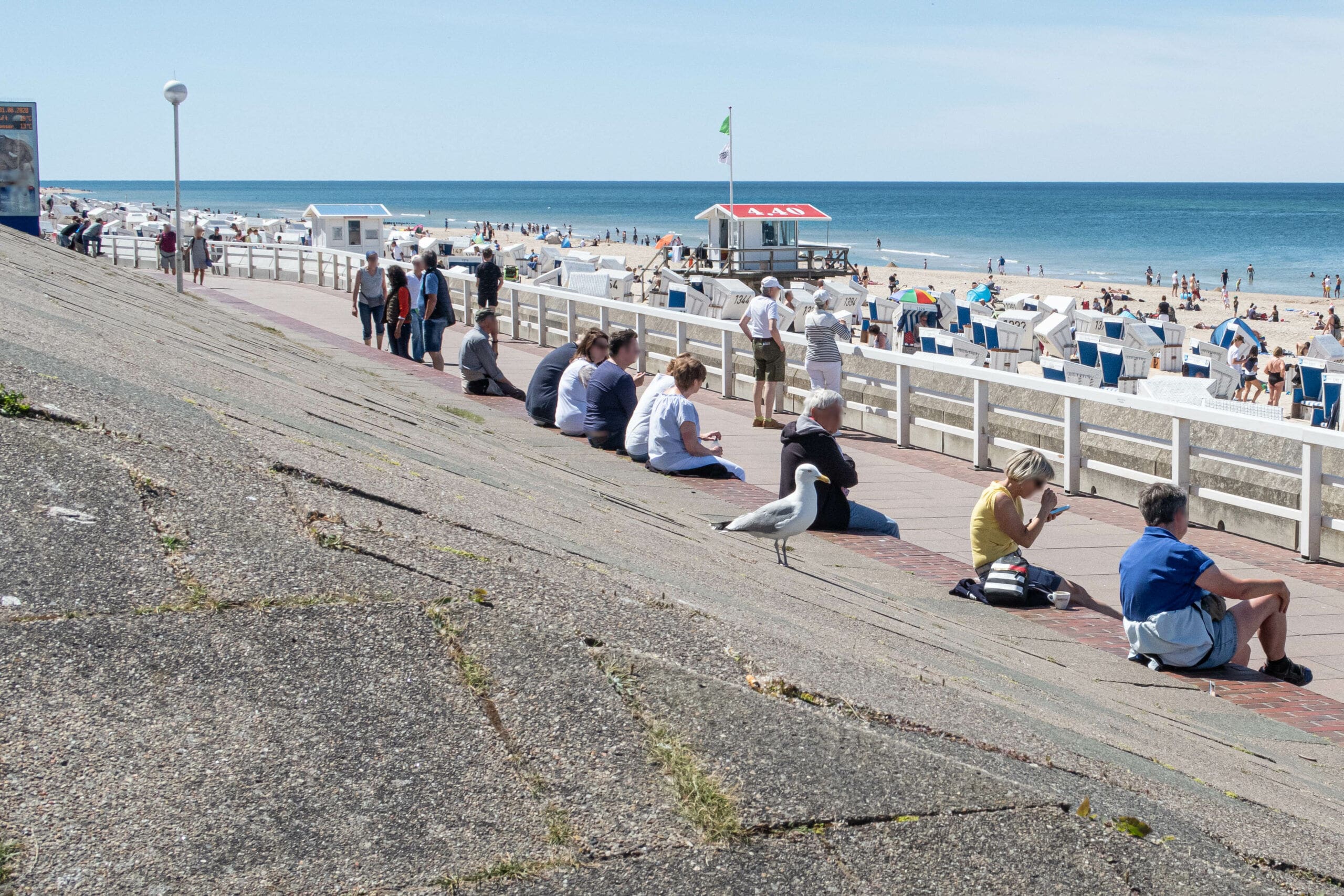Touristen am Strand von Westerland