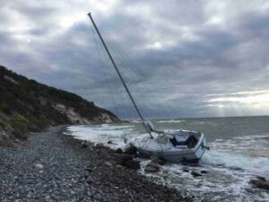 Schiffbruch an einer Steilküste der Ostsee