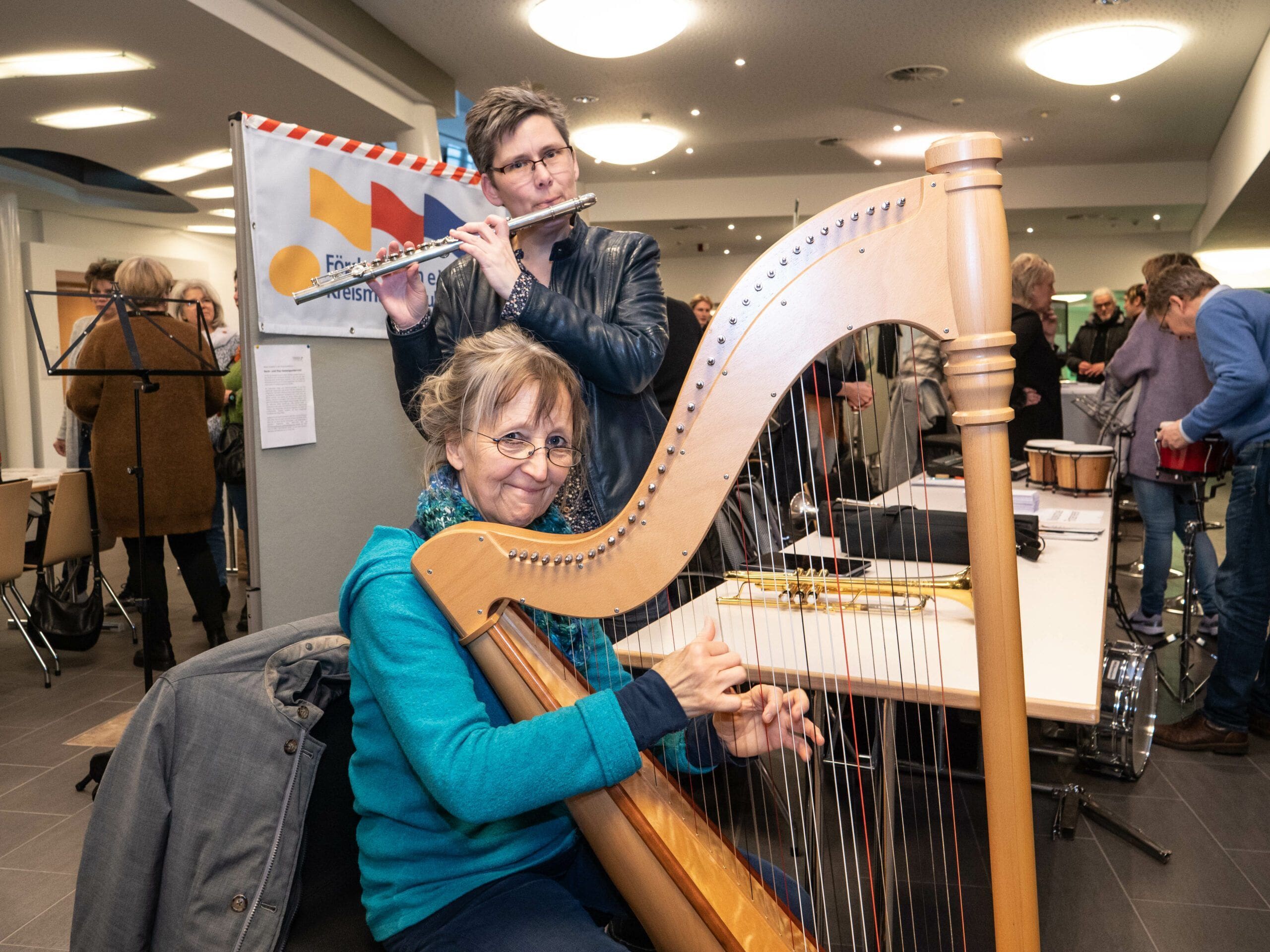 An der Harfe und der Querflöte: Christine Burkard und Christina Brückmann von der Musikschule Westerland.