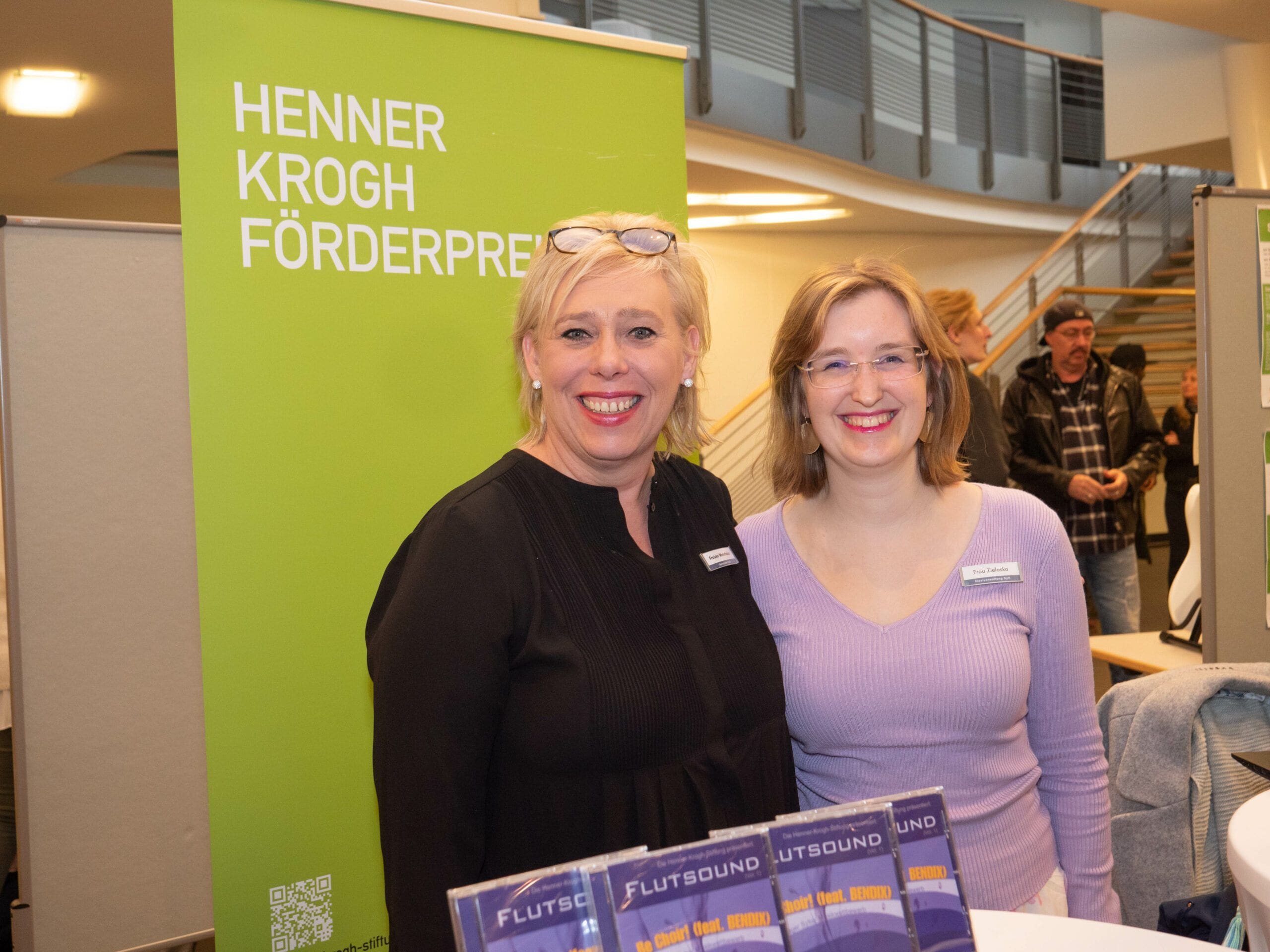 Frauke Wehrhahn und Christin Zielasko (v.l.) vertraten die Henner-Krogh-Stiftung.